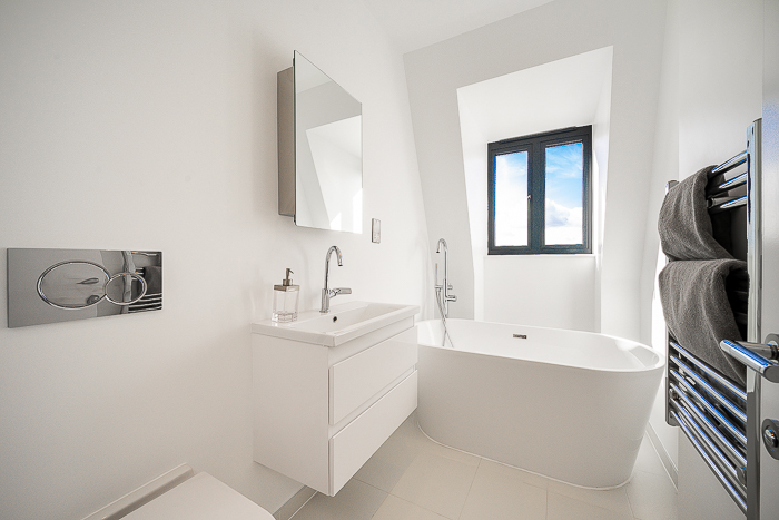 Frognal Court bathroom